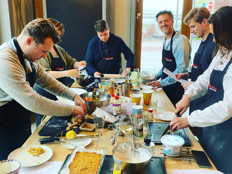 Mannen aan het koken tijdens de kookworkshop voor mannen