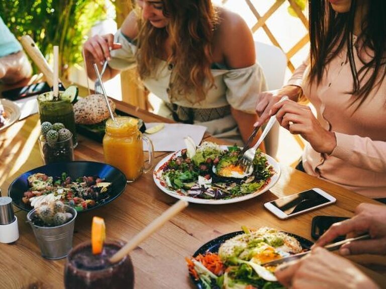 Wat te doen met vrienden? Koken en eten
